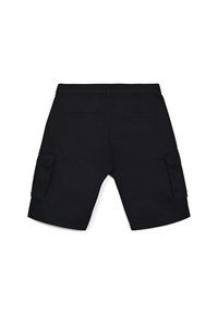 Schwarze Cargo-Shorts mit seitlichen Klappentaschen und hinteren Paspeltaschen, von hinten vor einem weißen Hintergrund gezeigt.