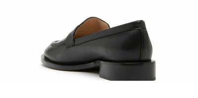 Juodos odinės loafer tipo bateliai su lygia praba, apvaliais pirštais, siuvinėtai dekoracijai ir žemu blokiniu kulnu, pademonstruojantys minimalistinį dizainą.