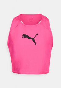 Top atletico cropped rosa realizzato in tessuto liscio, con logo Puma nero al centro e pannello in rete sul retro.