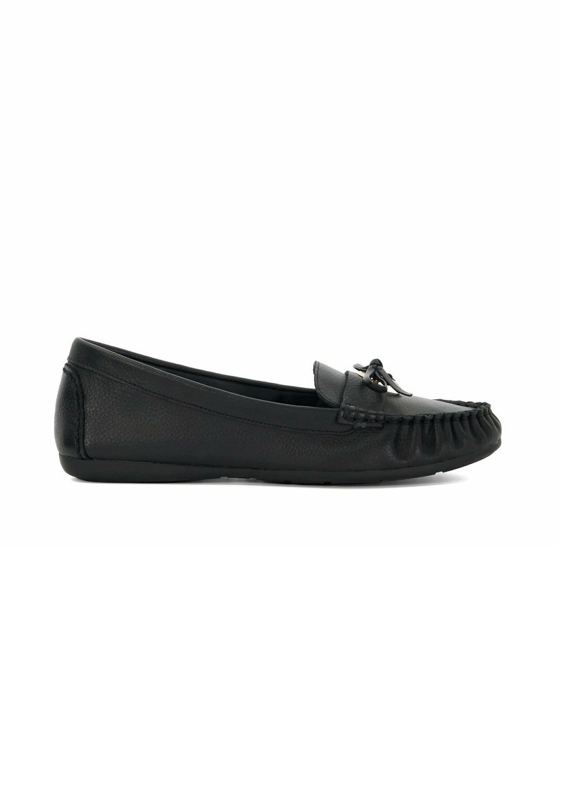 Zwarte leren moccasin-stijl platte schoenen met gerimpelde details, een ronde neus en een decoratieve strik op de voorzijde. Glad textuur.