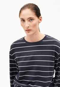 T-shirt a maniche lunghe blu navy con strisce orizzontali bianche, realizzato in morbido cotone. Presenta un colletto rotondo e una vestibilità comoda.
