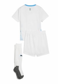 Vit atletisk tröja med ljusblå accenter, matchande shorts och vita strumpor med en mörk logotyp, designad för sportaktiviteter.