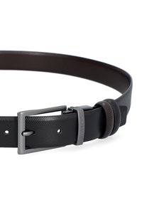 Czarny skórzany pas o teksturowanej powierzchni z szarym metalowym klamrą. Posiada skręcony detal paska oraz brązowy akcent w pobliżu klamry.