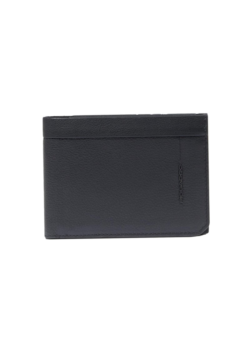 Cartera de cuero negro con textura suave, forma rectangular y delgada, y detalle de logo en relieve. Cuenta con múltiples ranuras para tarjetas en un lado.