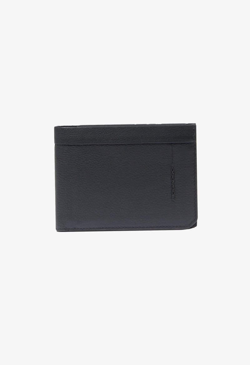 Cartera de cuero negro con textura suave, forma rectangular y delgada, y detalle de logo en relieve. Cuenta con múltiples ranuras para tarjetas en un lado.