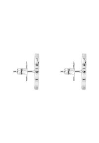 Orecchini a stud in argento con design circolare, caratterizzati da una finitura liscia e una leggera texture, fissati con una chiusura a pressione.
