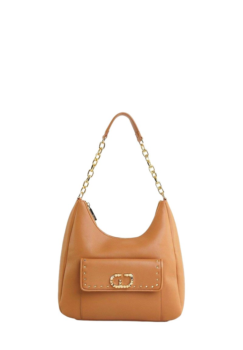 Borsa a spalla in pelle texturizzata color sabbia con una tracolla a catena, dotata di una tasca anteriore con patta decorata da borchie dorate e una chiusura rettangolare.