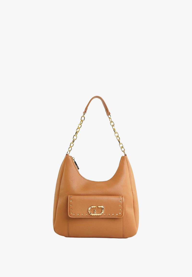 Borsa a spalla in pelle texturizzata color sabbia con una tracolla a catena, dotata di una tasca anteriore con patta decorata da borchie dorate e una chiusura rettangolare.