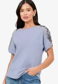 REGULAR FIT  - Trükipildiga T-särk - blue