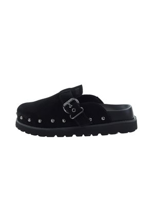 Czarne klapki slip-on z srebrnymi ćwiekami wokół podeszwy, bocznym paskiem z klamrą oraz grubą teksturowaną podeszwą.