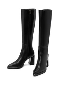 Botas negras hasta la rodilla, hechas de cuero suave, con punta afilada, tacón cuadrado y cierre lateral con cremallera para facilitar su uso.