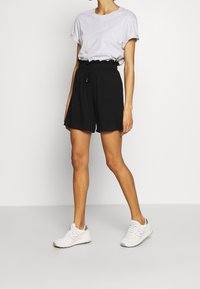 Trendyol Shortsit - black