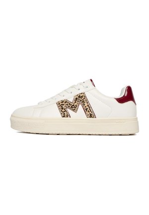 Biały niski sneaker z motywem lamparta "M" po boku i ciemnoczerwoną zakładką na pięcie, z białymi sznurowadłami i teksturowaną podeszwą.