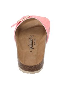 Różowe, teksturowane sandały typu slip-on o zaokrąglonym kształcie z złotym akcentem w postaci klamry. Korkowa wkładka z beżową podeszwą i szczegółem logo.