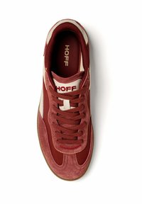 Zapatilla de ante burdeos y beige con cierre de cordones, marcada "HOFF" en la lengüeta y la plantilla, vista desde arriba sobre un fondo blanco.