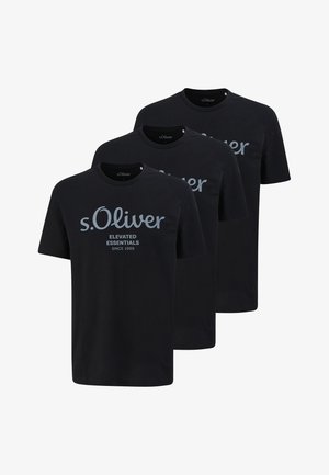 Tre sorte s.Oliver T-shirts med korte ærmer, rund halsudskæring og logo tekst "s.Oliver Elevated Essentials Since 1969" på forsiden.