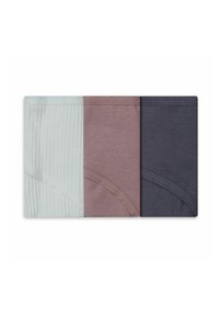 Trzy pary damskiej bielizny: jasno-niebieska prążkowana tkanina, delikatny fiolet oraz ciemny granat, z gładkimi krawędziami i minimalnymi detalami szwów.