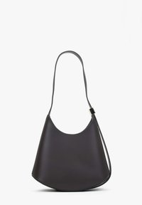 Černá kožená kabelka přes rameno s zakřiveným tvarem, jedním popruhem a zlatým detailem na místě upevnění. Hladká textura, minimalistický design.