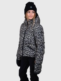 Giovane che indossa un giubbotto imbottito con stampa leopardata, guanti abbinati e berretto nero, in piedi su uno sfondo semplice.