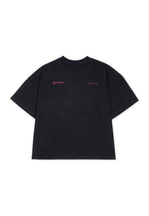Svart bomulls oversized t-skjorte med rund hals. Har rød brodert tekst på forsiden: "BEGADOR" og "Valer & Honor."
