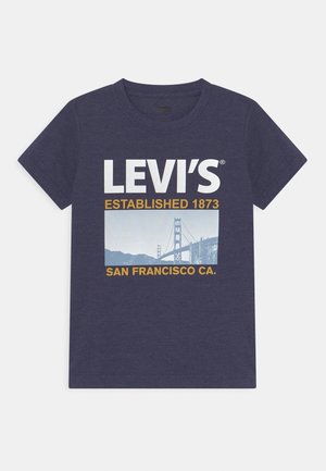 T-shirt Levi's bleu marine avec texte blanc et jaune et image en niveaux de gris du Golden Gate Bridge.