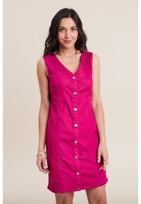 Fuchsia ärmelloses Denim-Kleid mit V-Ausschnitt, vorderen Knöpfen, zwei seitlichen Taschen und taillierter Passform, mit sichtbaren Nähten und glatter Textur.
