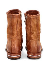 Stivali ankle in suede marrone con design arricciato, cerniere in argento lateralmente e tacco a blocco. Presentano una finitura testurizzata e cuciture rinforzate.