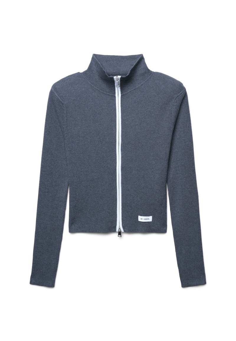 Maglione grigio con zip, texture a coste, colletto alto, cerniera bianca, design accorciato, maniche lunghe, etichetta piccola in basso a destra.