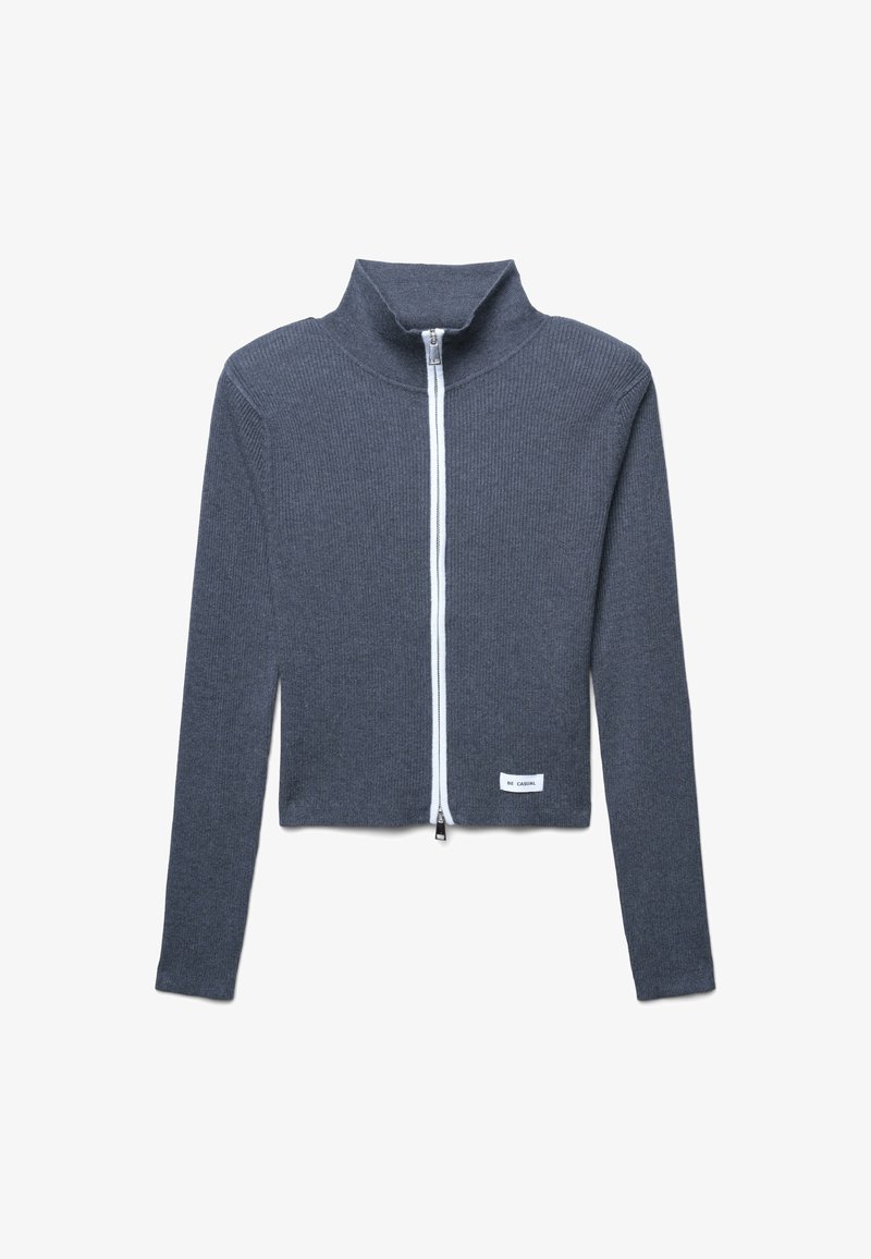 Maglione grigio con zip, texture a coste, colletto alto, cerniera bianca, design accorciato, maniche lunghe, etichetta piccola in basso a destra.