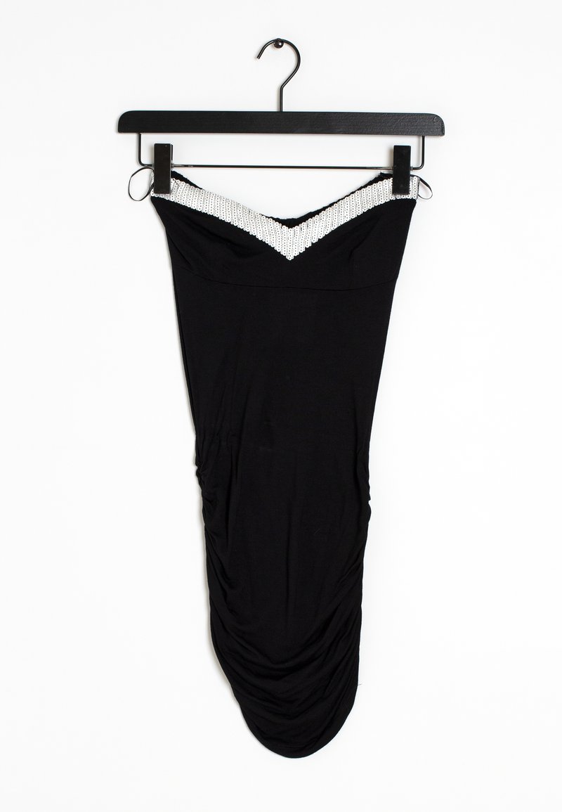 Robe en tissu extensible noire avec un design drapé, décolleté en V orné de détails en perles argentées, suspendue à un cintre en plastique noir.