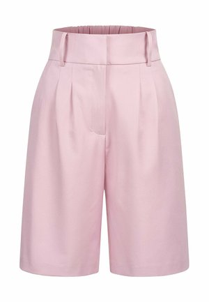Shorts rosa a vita alta, di lunghezza al ginocchio, con passanti per cintura, pieghe e chiusura frontale liscia, presentati su uno sfondo bianco.