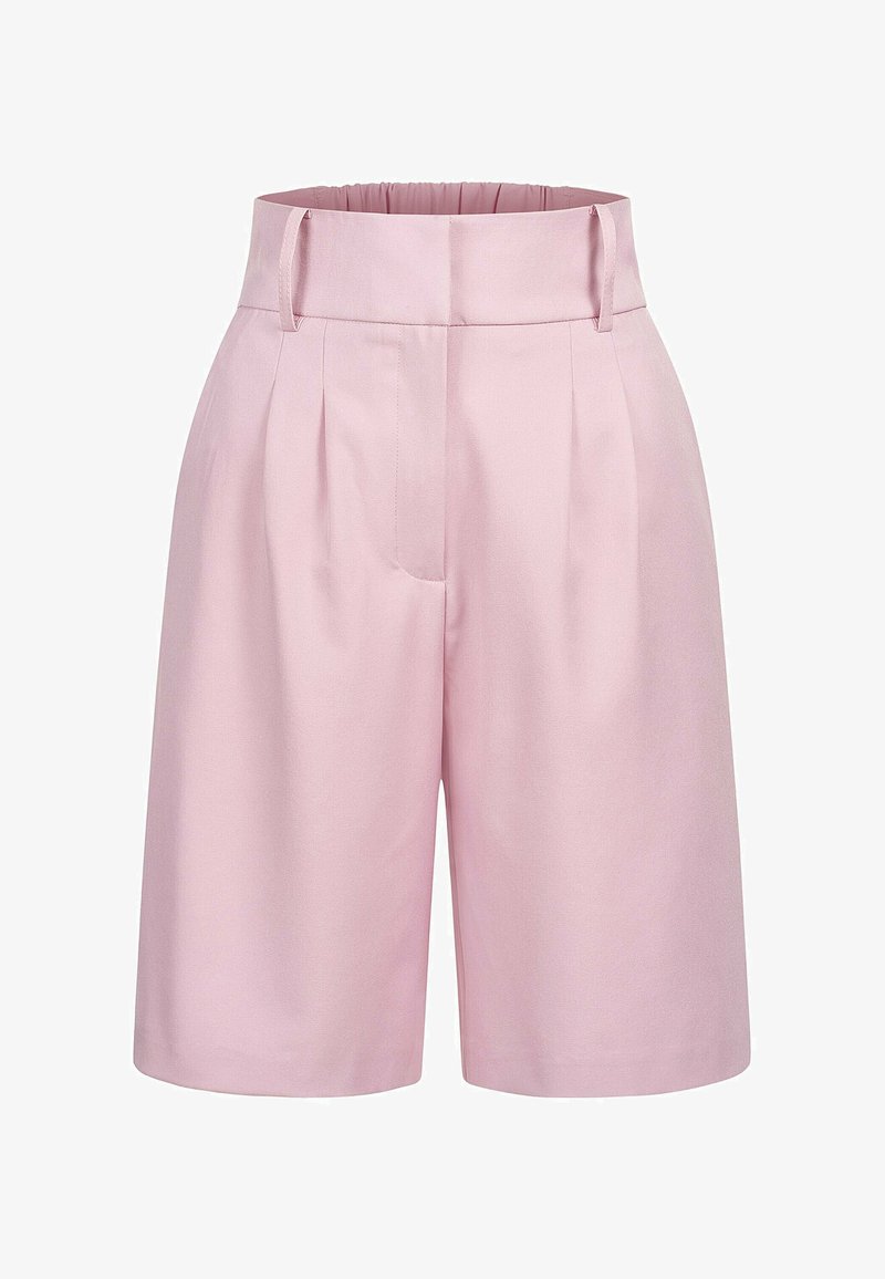 Shorts rosa a vita alta, di lunghezza al ginocchio, con passanti per cintura, pieghe e chiusura frontale liscia, presentati su uno sfondo bianco.