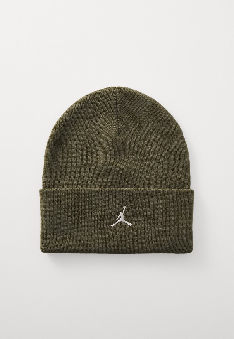Cappello in maglia verde oliva con risvolto, che presenta un logo Jumpman bianco sul davanti. Texture morbida, design senza cuciture e vestibilità elastica.