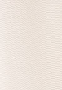 Lichtbeige textiel met een fijne, gestructureerde weving, met een subtiel patroon dat consistent door het hele stoffen oppervlak loopt.