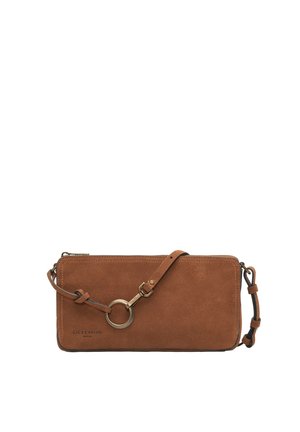 Braune Wildleder-rechteckige Schultertasche mit verstellbarem Riemen und Metallring-Detail vorne, Markenname unten an der Ecke geprägt.