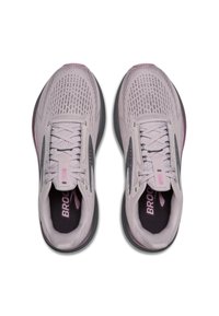 Pár svetloružových bežeckých topánok značky Brooks so sivými akcentmi, zaviazané a zobrazené zhora na bielom pozadí.