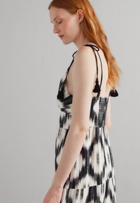 Alice + Olivia Robe longue - black