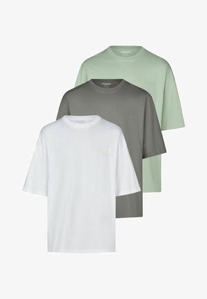 Drei kurzärmelige T-Shirts in Weiß, Grau und Hellgrün. Hergestellt aus weicher Baumwolle mit Rundhalsausschnitt und lockerer Passform. Jedes Shirt hat ein kleines Logo.