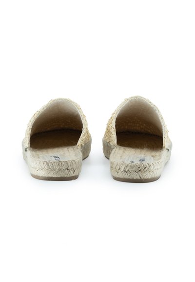 Espadrille-Sandalen aus natürlichem Jute mit einem gewebten Design, beige Farbe, geschlossenem Absatz und strukturiertem Profil. Offene Zehen und leichte Konstruktion.