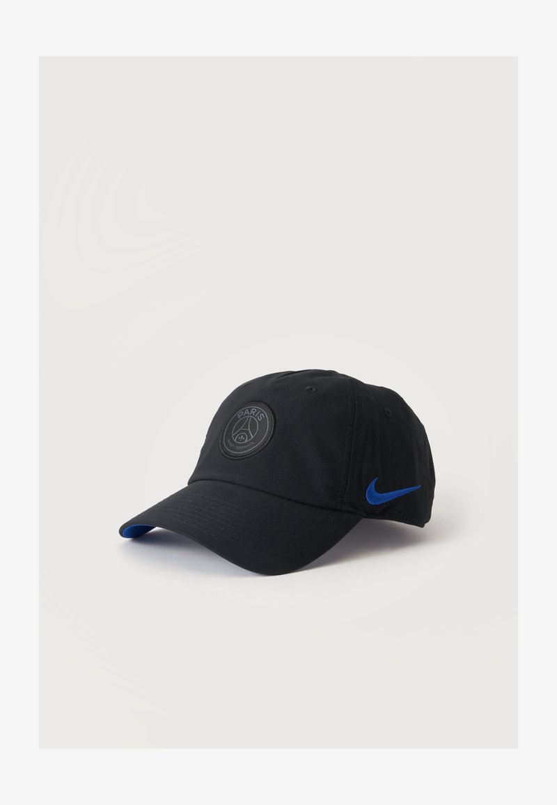 Черна бейзболна шапка на Пари Сен Жермен с синя емблема на Nike отстрани и извит козирка на бял фон.