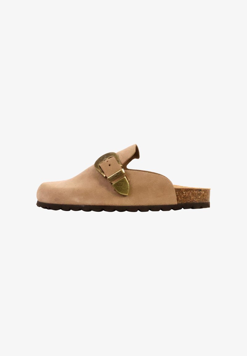 Sabot beige en cuir suédé sans lacets avec grande boucle en laiton, semelle intérieure en liège et semelle extérieure en caoutchouc noir texturé, vu de profil.