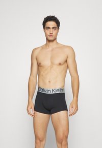 Crni pamučni bokserice sivi elastični pojas s istaknutim logotipom "Calvin Klein".