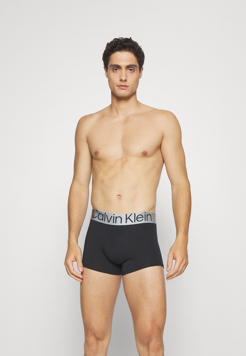 Crni pamučni bokserice sivi elastični pojas s istaknutim logotipom "Calvin Klein".