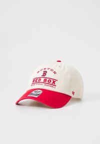 Bežna bejzbol kapa s crvenim obrubom. Ima izvezene natpise i logo "Boston Red Sox" u crvenoj boji s zelenim akcentima. Uključuje oznaku s logom sa strane.