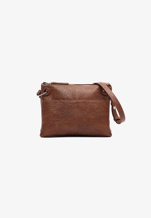 Bolso de mano de cuero marrón con una superficie texturizada, cierre de cremallera y una correa desmontable. Presenta un diseño minimalista y detalles de costura sutiles.