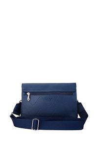 Námořnická modrá crossbody taška vyrobená z texturovaného materiálu s prošívaným vzorem, zipovým uzávěrem a nastavitelným popruhem. Má logotyp značky.