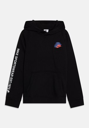 Sudadera con capucha negra hecha de tejido suave, que presenta un bolsillo frontal, un logo de Nike azul y rojo en el pecho, y texto blanco a lo largo de la manga.