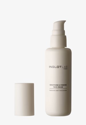 Flacon blanc de crème visage lissante et raffermissante InglotLab avec distributeur à pompe et bouchon détaché sur fond blanc.