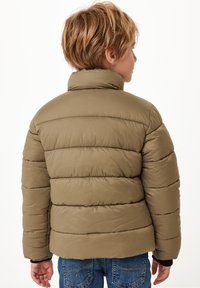 Khaki puffjacka med hög krage, horisontellt quiltad design och en slät yta. Lämplig för kalla väderförhållanden.