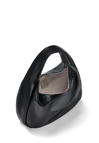 Čierna kožená taška s okrúhlym tvarom a jedinečnou rukoväťou; zipsový uzáver; hladký povrch; podšitá svetlosivou látkou vo vnútri.
